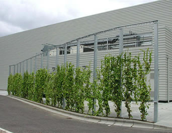 Το πλέγμα καλωδίων ανοξείδωτου τοποθετείται σε ένα πλαίσιο χάλυβα για να δημιουργήσει έναν πράσινο wind-proof τοίχο κατά μήκος του δρόμου.