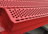 Κόκκινα διατρημένα φράχτες για την προστασία από τον άνεμο εξωτερικά πλαίσια από ίνες πολυεστέρα γεμίζοντας ηλεκτροστατική σκόνη